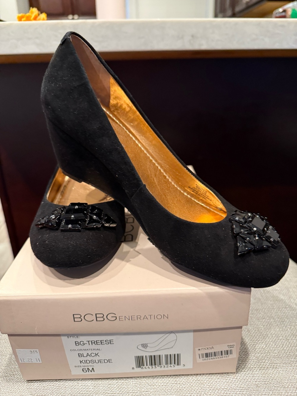 BCBGeneration Women's Black Jeweled Round-Toe wedge pumps size 6M